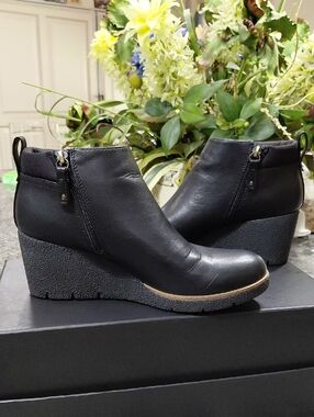 Dr. Scholl's Sz.8.5, Womens Black Leather Wedge Ankle Booties.New Condition